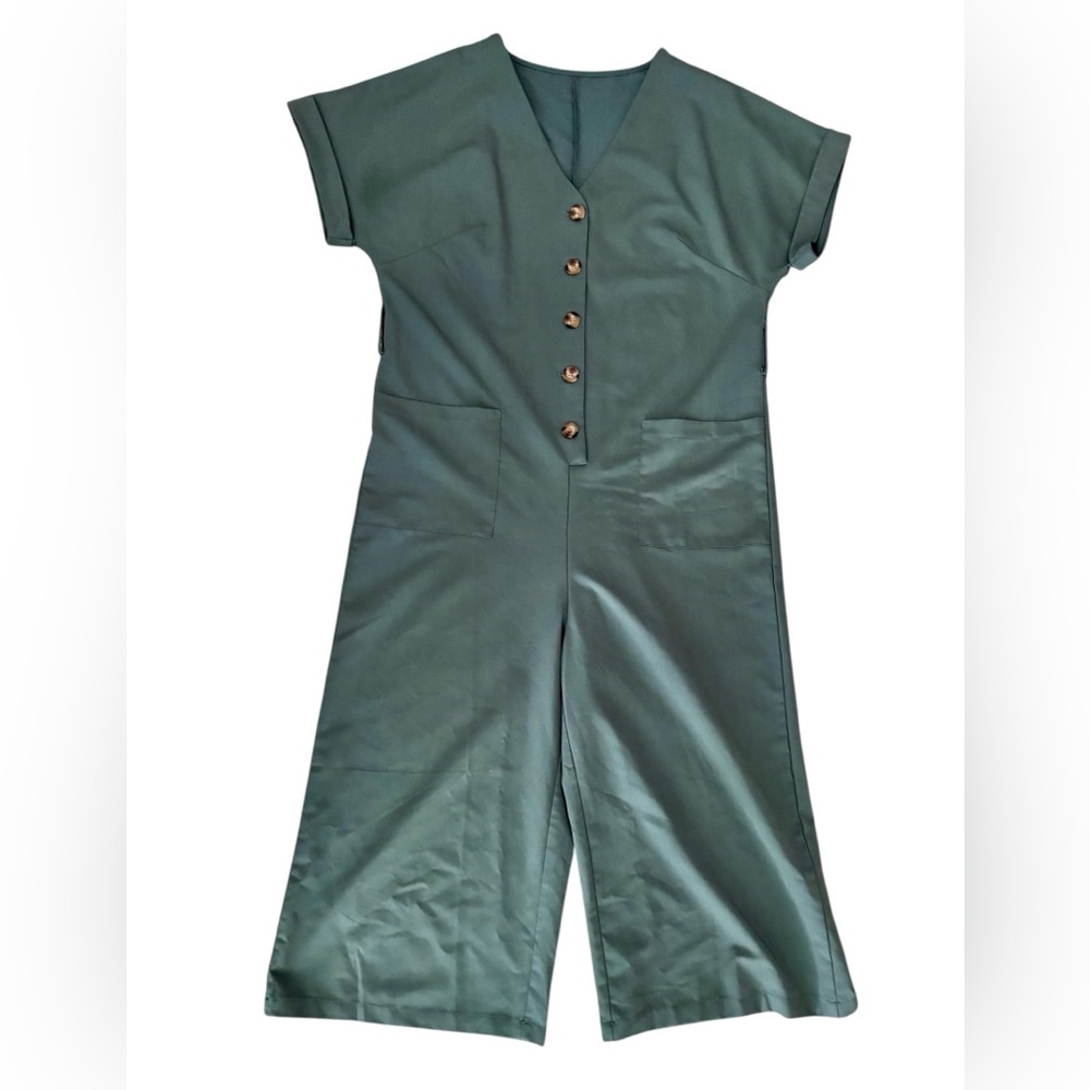 Green Jumpsuit with Collared Neckline and Short Sleeves